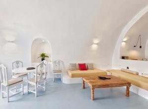 ein Wohnzimmer mit einem Sofa und einem Tisch in der Unterkunft Karpimo Scenery in Firostefani
