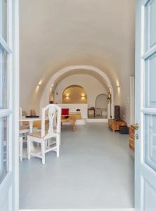 Pokój z korytarzem ze stołem i krzesłami w obiekcie Karpimo Scenery w mieście Firostefani