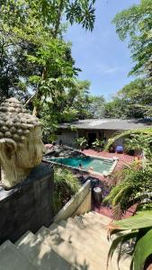un complejo con piscina y jardín en Hostel-Island Paradise, Saboga Lodge and Villa Noelia en Panamá