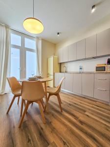 Η κουζίνα ή μικρή κουζίνα στο Pivote Flats - Marina A