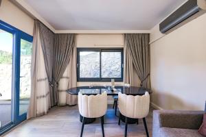 a dining room with a table and chairs at Bodrum Kızılağaçta özel havuzlu geniş bahçeli lüks Villa in Bodrum City