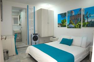 1 dormitorio con 1 cama grande en una habitación en Almaviva Casa Hotel en Medellín