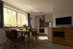 Kuchyň nebo kuchyňský kout v ubytování Ferienhaus Strandmuschel am Ostseestrand Zierow + 24 fotografií