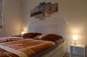 Postel nebo postele na pokoji v ubytování Ferienhaus Strandmuschel am Ostseestrand Zierow