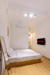 Voodi või voodid majutusasutuse Quite Room In Old Quarter with Netflix and Free Laundry 4thFloor toas