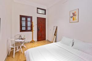 Postel nebo postele na pokoji v ubytování Quite Room In Old Quarter with Netflix and Free Laundry 4thFloor