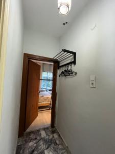 un pasillo con una escalera que conduce a una habitación en Erkal Pension, en Antalya