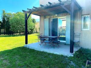 Κήπος έξω από το T2 Résidence Sun Hols les Rives du Lac piscine, jardin