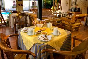 una mesa con platos de comida encima en Posada Tantra en Villa General Belgrano