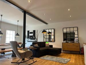 a living room with a couch and a table at Loftwohnung 1 Simmerdeis an der Gracht in Friedrichstadt