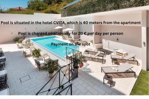 Un anuncio para un hotel en el hotel cuyuna que está a metros de en LUXURY APARTMENT MEJE en Split