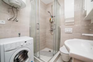 a bathroom with a washing machine and a shower at Pizana Budva Central in Budva