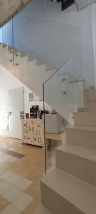 uma escada numa sala de estar com uma escada em Altozano Room I, Estudió, centro de Málaga, GayFriendly, Wi-Fi gratis em Málaga