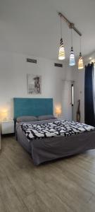 1 dormitorio con 1 cama grande en una habitación en Altozano Room I, Estudió, centro de Málaga, GayFriendly, Wi-Fi gratis en Málaga