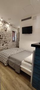 Posteľ alebo postele v izbe v ubytovaní Altozano Room III, Estudió centro de Málaga Gayfriendly, Wi-Fi gratis