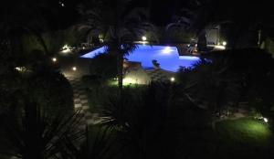 - Vistas nocturnas a una piscina con luces en L'OASI DA ROSY, en Martina Franca