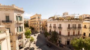 una vista aérea de una calle de la ciudad con edificios en Manere Suites, en Palermo