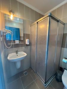 uma casa de banho com um chuveiro e um lavatório. em Get Enjoy Hotels em Beldibi