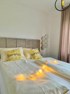 2 camas con luces en un dormitorio en Apartman Lana en Jajce