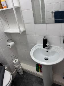 bagno bianco con lavandino e servizi igienici di Lovely Twin Room 15 mins from Dublin Airport & Dublin City a Dublino