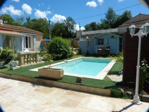 una piscina en un patio con una casa en Eclats du Sud en Auriol