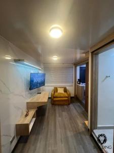 sala de estar con banco y sofá en Building 70, en Bogotá