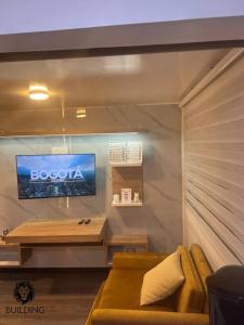 una sala de estar con un sofá y una mesa en Building 70, en Bogotá