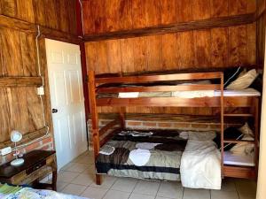 Un dormitorio con dos literas en una habitación. en Entre Montañas, en Juayúa
