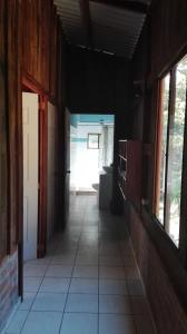 pasillo de una casa con puerta y suelo de baldosa en Entre Montañas, en Juayúa