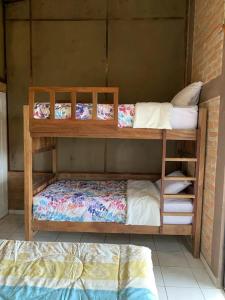 Un par de literas en una habitación en Entre Montañas, en Juayúa