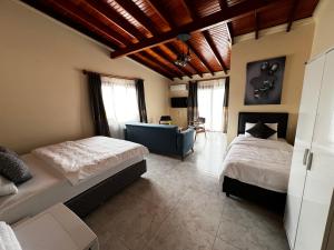 Ένα ή περισσότερα κρεβάτια σε δωμάτιο στο Ada Konak Otel