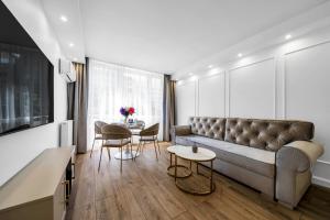 a living room with a couch and a table at Warsaw Centrum Apartment - Workspace, Balcony - by Rentujemy in Warsaw