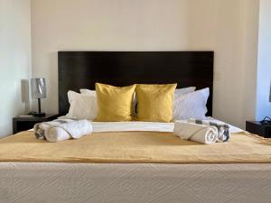 sypialnia z dużym łóżkiem z dwoma ręcznikami w obiekcie Ceiba by Andiani w mieście Playa del Carmen