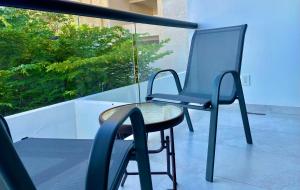niebieskim krzesłem i stołem na balkonie w obiekcie Ceiba by Andiani w mieście Playa del Carmen