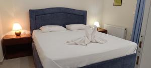 Un dormitorio con una cama con una toalla. en New Aegli Resort Hotel, en Poros