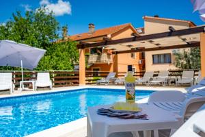 Bazén v ubytování E-M Apartments with Private pool nebo v jeho okolí