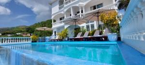 ein Schwimmbad vor einem Hotel in der Unterkunft Taboga Palace SPA Hotel in Taboga