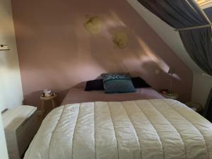 Postel nebo postele na pokoji v ubytování Maison proche ville