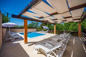 Bazén v ubytování E-M Apartments with Private pool nebo v jeho okolí