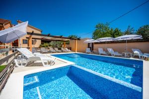 Bazén v ubytování E-M Apartments with Private pool nebo v jeho okolí