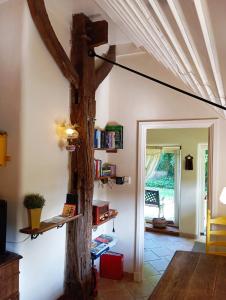 een woonkamer met een groot houten kruis aan de muur bij Onder de Linde, Rust, Natuur en Privacy in Benneveld