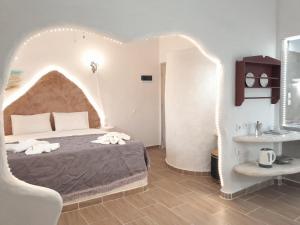 Schlafzimmer mit einem Bett mit gewölbter Decke in der Unterkunft Lavish Sunset Suite Arkasa in Arkasa