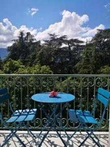 Fotografia z galérie ubytovania Le soleil, appartement moderne centre ville, belle vue avec place de parking privée v destinácii Aix-les-Bains