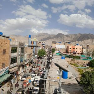 een drukke straat met veel auto's bij White Hotel in Quetta