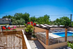Bazén v ubytování E-M Apartments with Private pool nebo v jeho okolí
