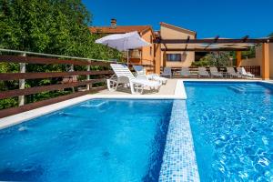 Bazén v ubytování E-M Apartments with Private pool nebo v jeho okolí