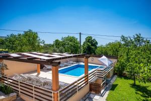Bazén v ubytování E-M Apartments with Private pool nebo v jeho okolí