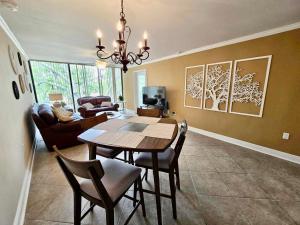 uma sala de estar com uma mesa de jantar e cadeiras em Seaside Treasure em Biloxi