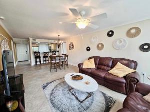 sala de estar con sofá y mesa en Seaside Treasure en Biloxi