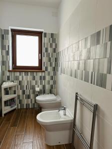 La salle de bains est pourvue d'un lavabo, de toilettes et d'une fenêtre. dans l'établissement Apartment Adriana, à Muggia